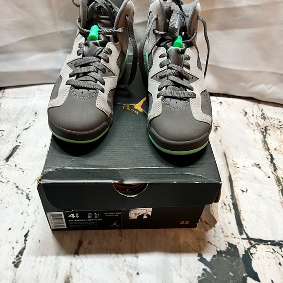 Youth Nike Air Jordan Retro Green Glow size